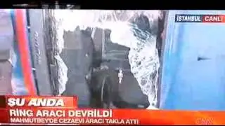 Cezaevi aracı TEM'de devrildi, tutuklular ara&ccedil;tan indirilmedi