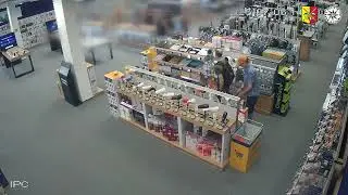 Кража наушников из магазина в Праге