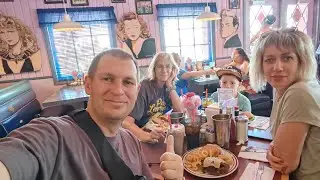 Peggie Sue's 50's diner in California. Обзор американского дорожного кафе в стиле 50-х в Калифорнии.