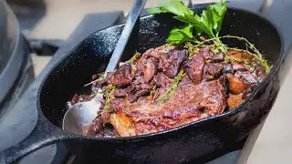 Обжаренный рибай с лесными грибами