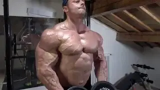 Mattia Vecchi working out