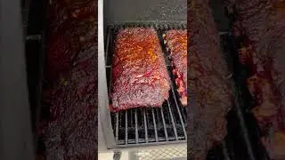 Рецепт копчёных рёбрышек с соусом &laquo;Бурбон Моп&raquo; | Over The Fire Cooking от Дерека Вулфа