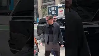 #LeonardoDiCaprio si ferma con i fan a NYC per firmare alcuni autografi e scattare qualche selfie