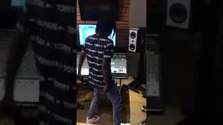 Pakman Jitt - &ldquo;100 Degrees&rdquo; [Live In Studio]