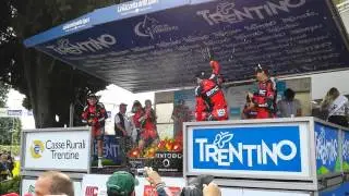 Lo show di Daniel Oss sul podio della cronosquadre del Giro del Trentino 2014