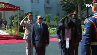 الرئيس السيسي وسلفاكير يستعرضان حرس الشرف بقصر الاتحادية