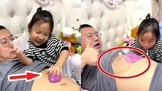Anak perempuan menghembuskan gelembung di perut ayahnya! Sangat menyenangkan.