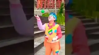 Clown Learns to juggle 3 Ball