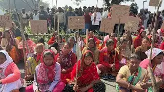 झारखंड बंद करवाने उतरे आदिवासी संगठन तीर धनुष लेकर।