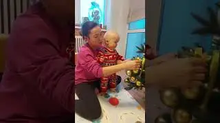 20.02.22 Baby Rob and mom are taking down a Xmas tree 🌲😊 Роб и мама убирают новогоднюю ёлку