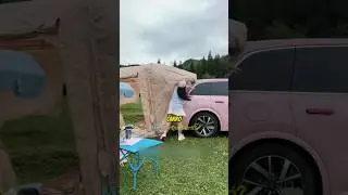 Elas acamparam sozinhas nesse carro no meio do nada! 🏕️