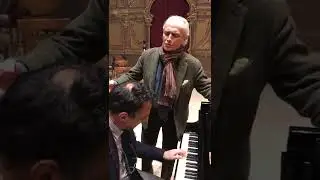 Josè Carreras accenna  una canzone....