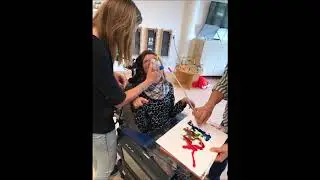 Yrsa maakt verfmonsters met haar pepmasker