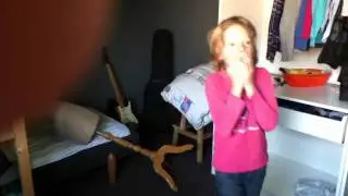 grappige reactie op kapotslaan van paspop