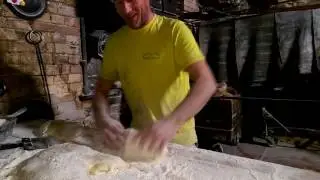 Le boulanger conceptualise les miches de pain au Pétrin Moissagais Bordeaux le 19 fev 2017