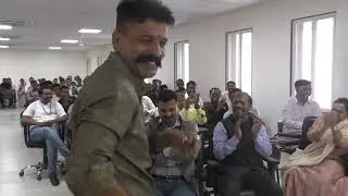 हसता हसता अश्रूंनी भिजले डोळे.. याला जीवन ऐसे नाव..