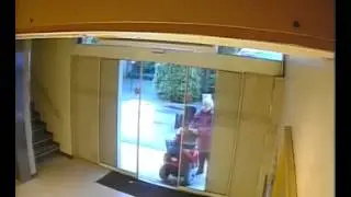 Oude vrouw met Scootmobiel vs Automatische deuren
