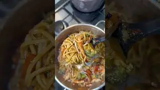 Chicken stirfry noodles 🍜 Quick & easy dinner idea ready in 30 minutes  #dinner #stirfry #noodles