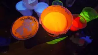 applicazione vernice fluo. fluo paint