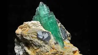 احجار كريمة، حجر المجوهرات الرائع: الهيدينايت( Hiddenite ), أشكاله والوانه وفكرة عن اسعاره، وخواصه.