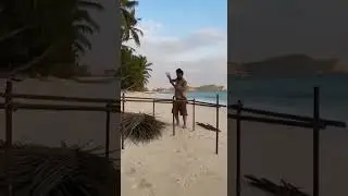 Building a Survival House by Hand on a Deserted Island 🌴