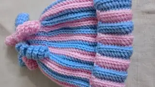 # Двухцветная вязаная шапочка для девочки 3-6 месяцев