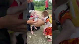 Bibi grabbed the baby's hair.