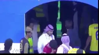 El futbolista uruguayo Fabi&aacute;n Estoyanoff acaba un partido a golpes con un rival