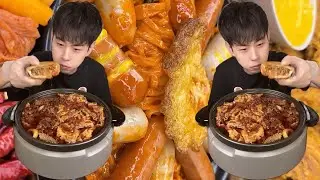 頭おかしいだろ。牛もつ鍋にミートパイと蒸しパン山盛り。でもこれが正解だった。🥘😱✨