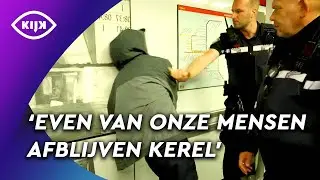 Rotterdamse cameraploeg AANGEVALLEN door AGRESSIEVE zwartrijder | Overtreders | KIJK Misdaad