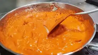 Butter chicken with garlic nan try kijyega best recipe and comment like share suscuribe my channel 🙏