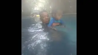 Berenang di Tropikana, video blur gara2 hp nya disarungin😄