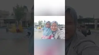 Berenang di kolam renang Imperial Splash-sepatan