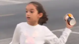 طفله رمت الطعام على زجاج السيارة وهيه تحاول ايقافهم لن نصدق لماذا قامت في هذا ؟؟