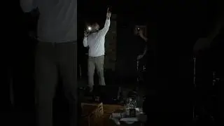 Шокирующий момент: легендарный певец Гленн Джонс выступает после отключения электричества на его ...