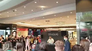 DJ in Frankfurt am Main Hauptwache (Douglas), Germany