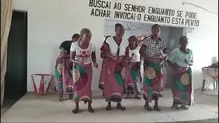 Grupo coral das Mães da IBGD de Nhamatanda louvando a Deus - Moçambique