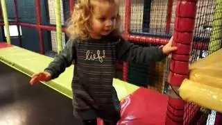 Kinderspeelparadijs, Kids playground, indoor jumping trampoline.