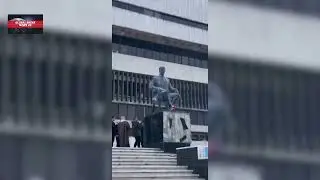 Syrians TEAR DOWN Assad poster, KNOCK DOWN statue outside Damascus library