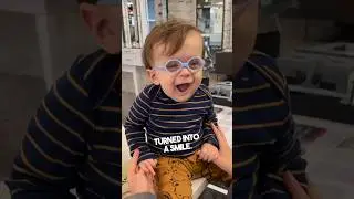 Маленький мальчик впервые надел очки, чтобы исправить зрение ❤️