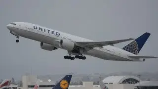 United Airlines Boeing 777-200/ER [N226UA] Departing LAX