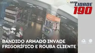 Bandido armado invade frigor&iacute;fico e rouba cliente; ele fugiu com comparsa