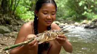Alone in the Forest: 18-Year-Old Girl Rebuilds an Old Wooden House