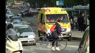 Budapest EMS ambulance vs. bicycle + Budapest EMS car responding [HU | 12.4.2017]