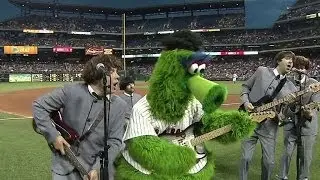 CHC@PHI: Phillie Phanatic joins Beatles lookalikes
