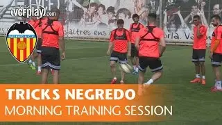 Tricks Alvaro Negredo at Valencia CF&rsquo;s training session. Filigranas &Aacute;lvaro Negredo