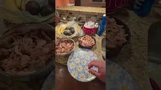 Scooby & Prince  esperando su hora favorita La Cena .