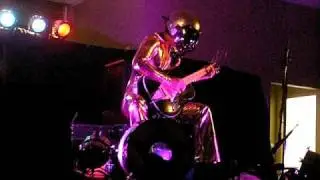 Bob Log III shows you how to play your guitar