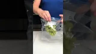 An easy way to remove grapes from the vine #shorts #grape #tipsandtricks #lifehacks