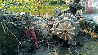 खेत में पानी लगाते